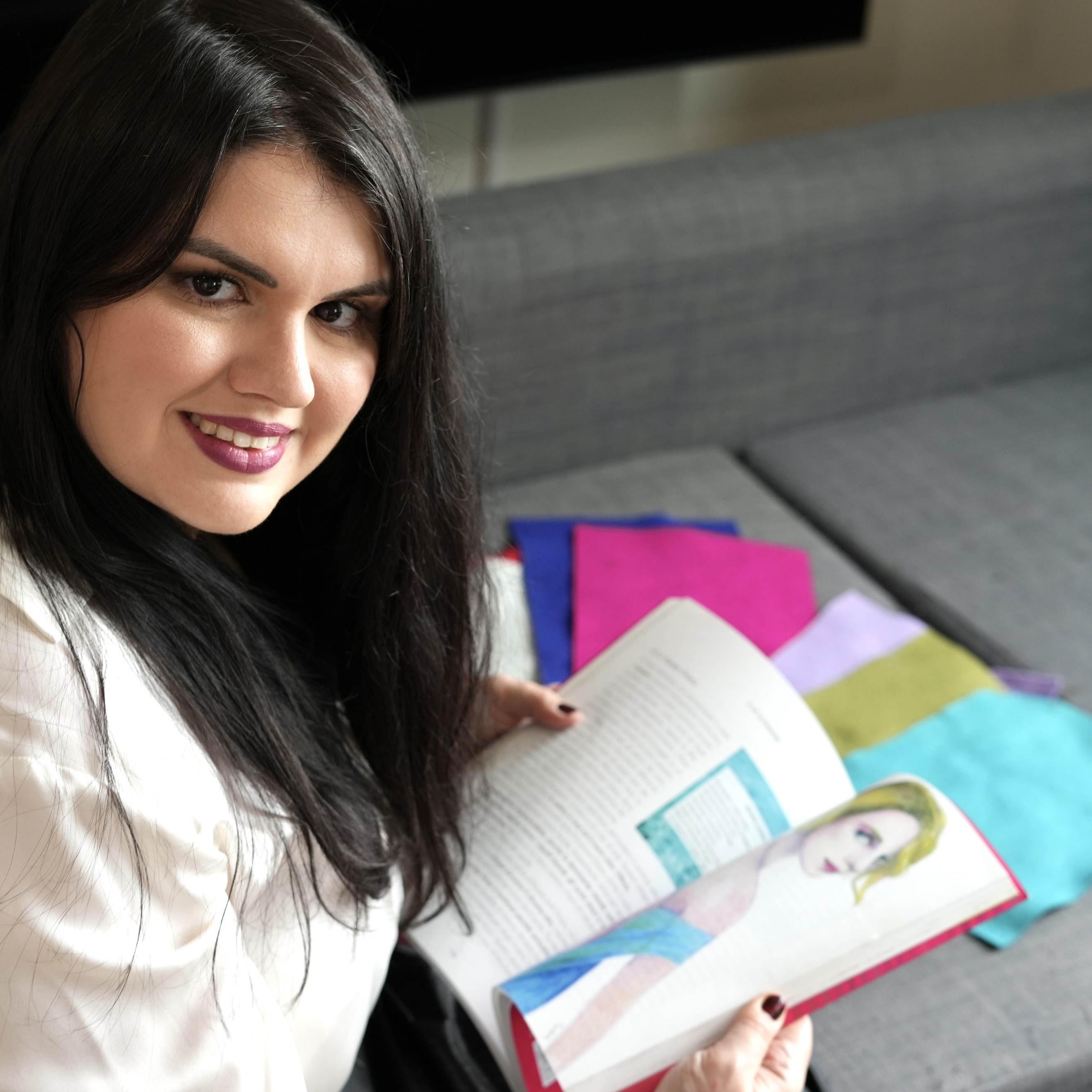 Francesca Moon reading Giusy de Gori’s book Manuale di Armocromia